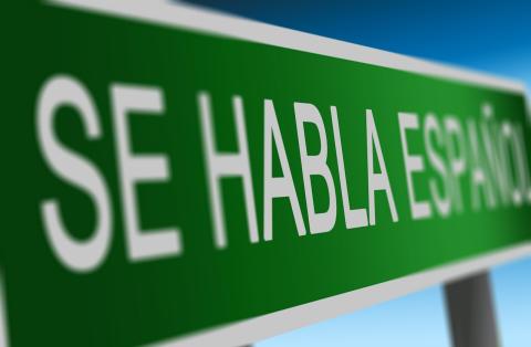 A road sign that reads "Se Habla Espanol," or "Spanish is Spoken"